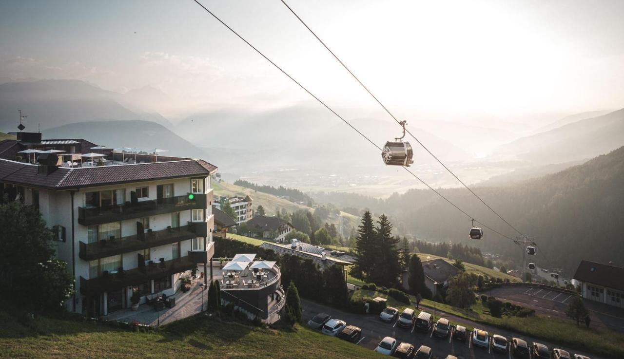 Kronplatz-Resort Hotel Kristall Valdaora Esterno foto