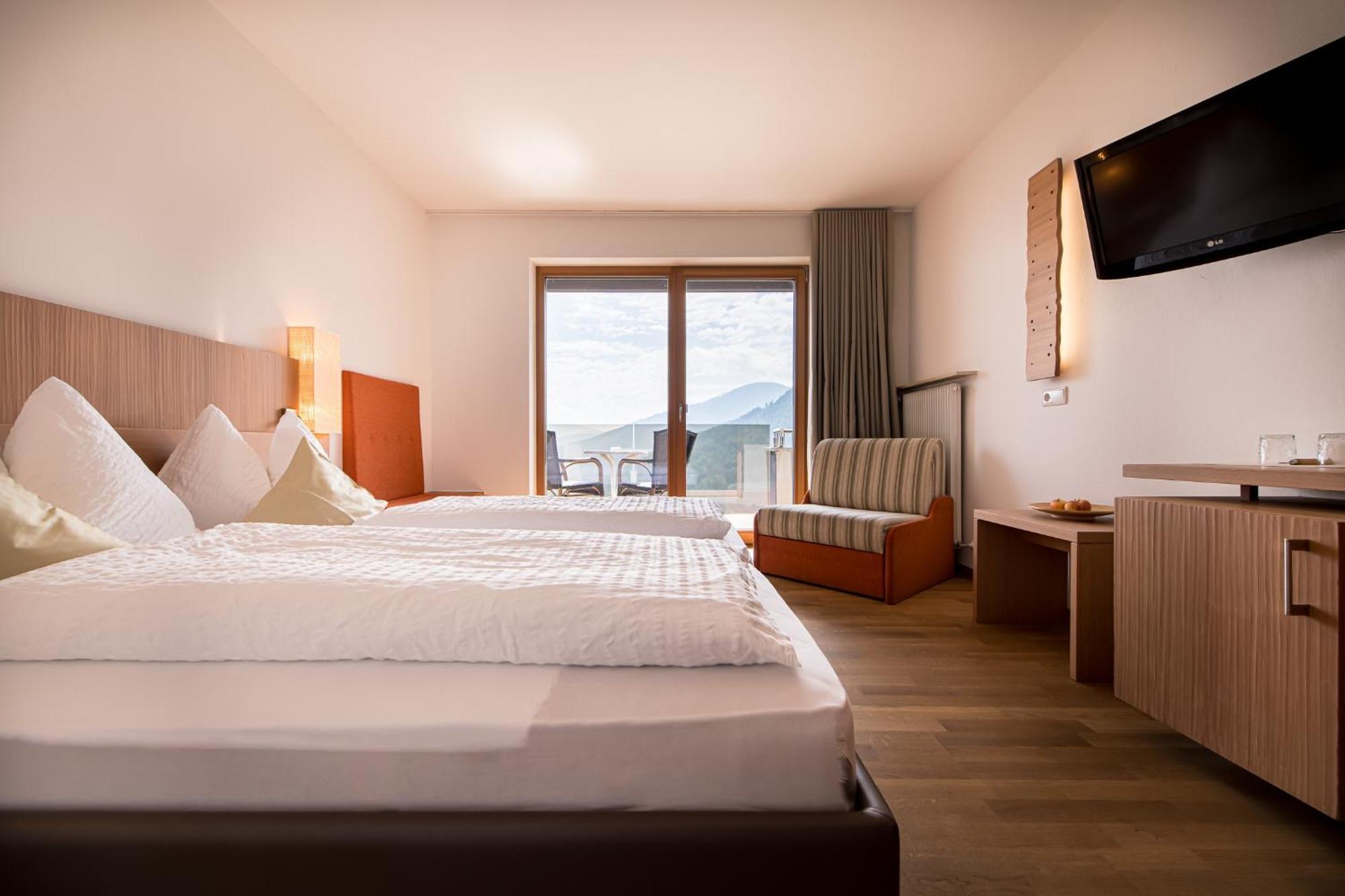Kronplatz-Resort Hotel Kristall Valdaora Esterno foto